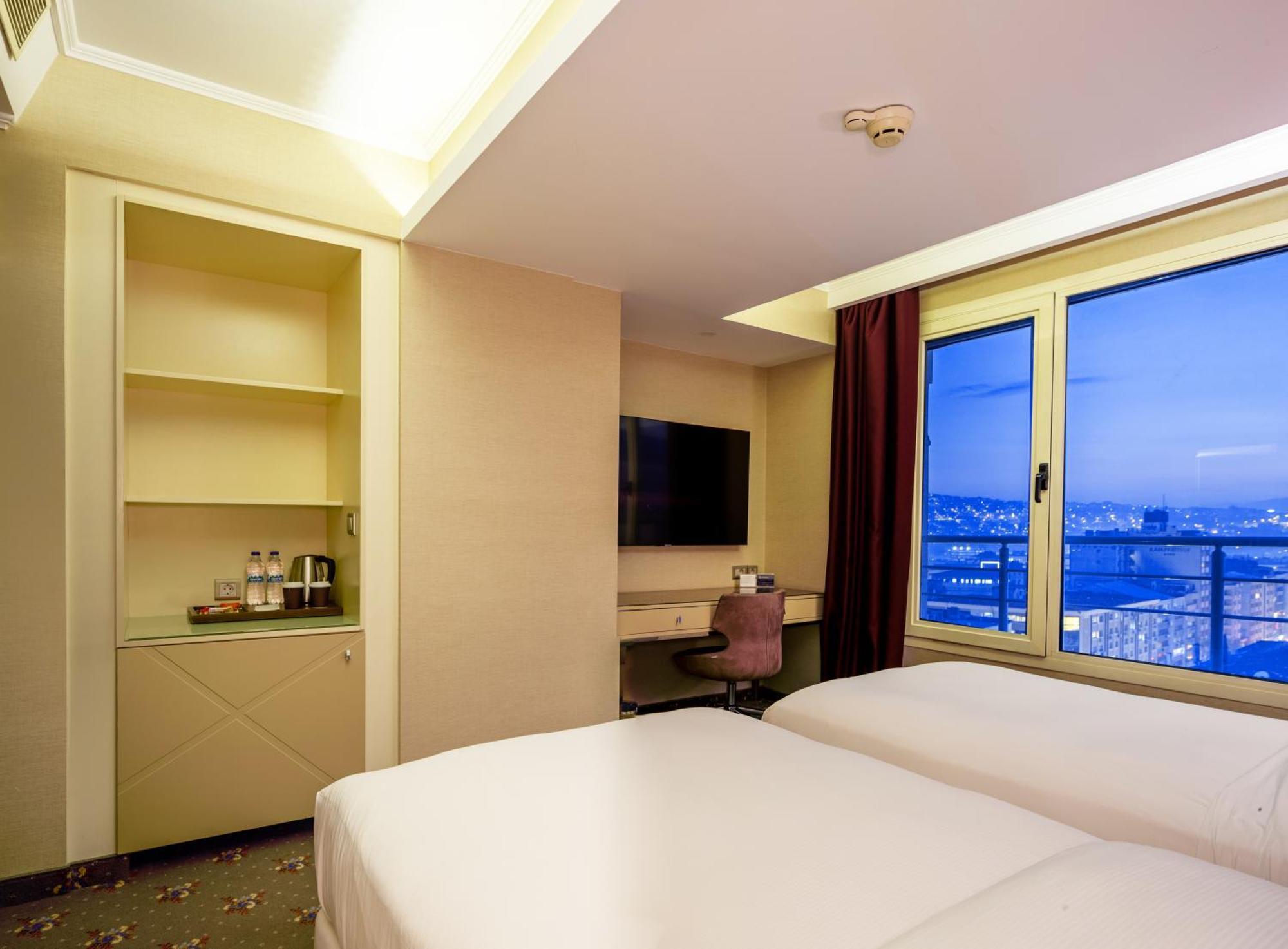 Hotel Doubletree By Hilton Izmir - Alsancak Esterno foto