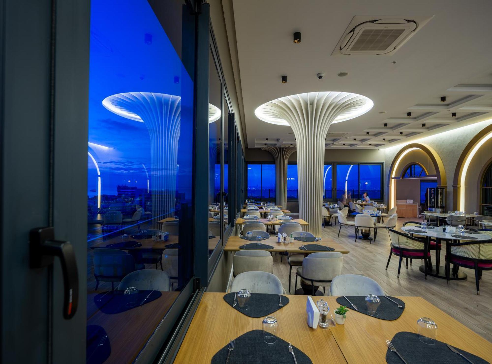 Hotel Doubletree By Hilton Izmir - Alsancak Esterno foto