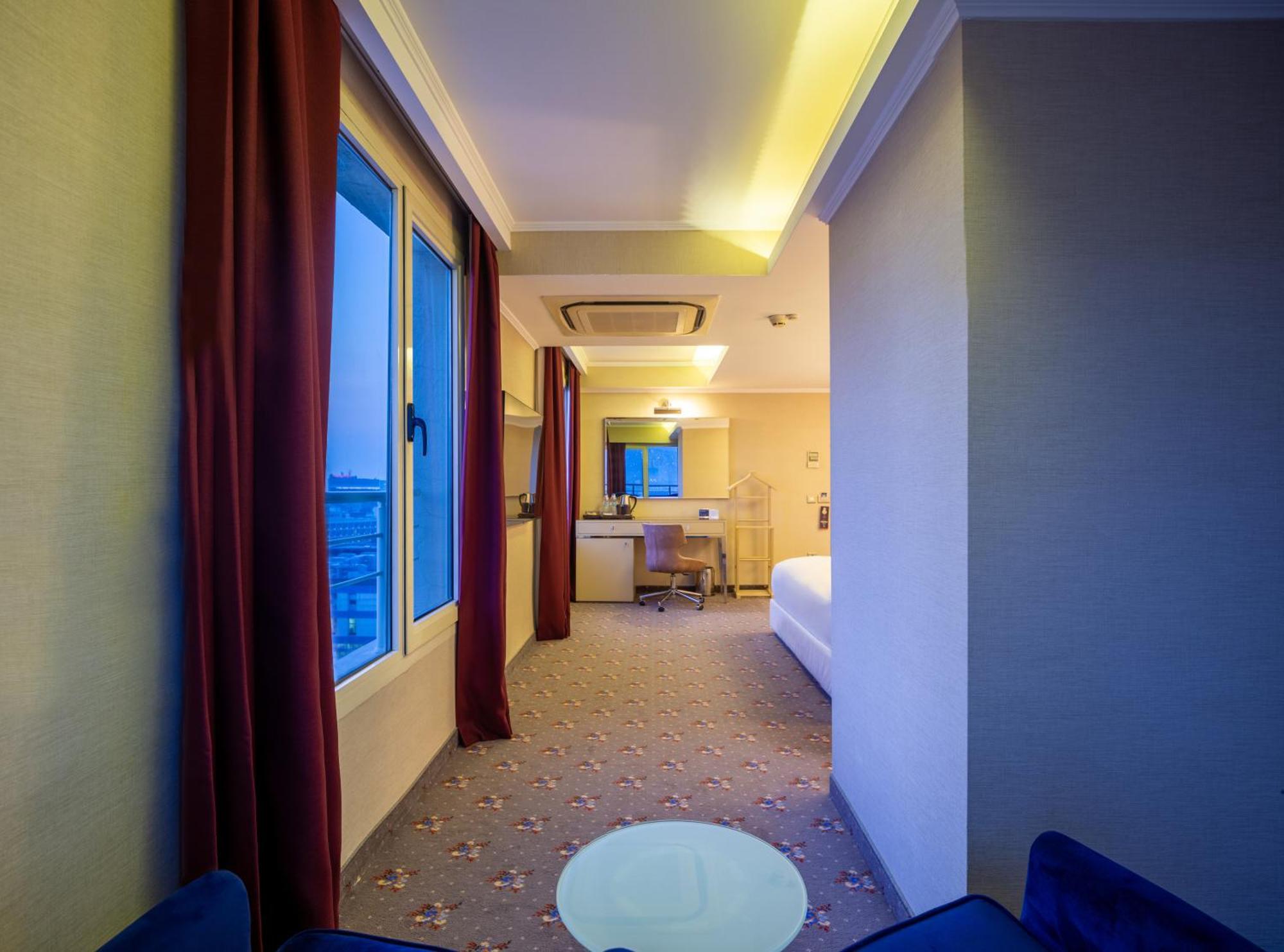 Hotel Doubletree By Hilton Izmir - Alsancak Esterno foto