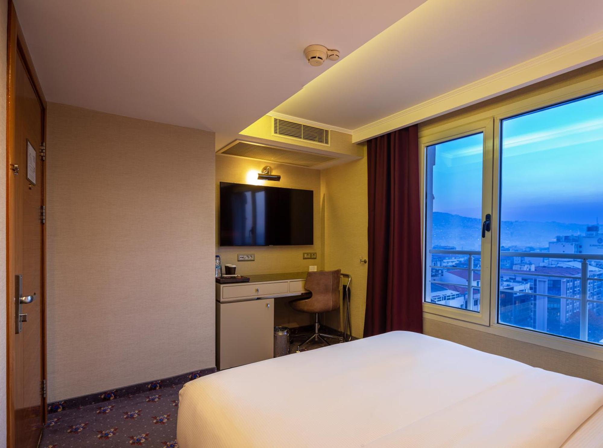 Hotel Doubletree By Hilton Izmir - Alsancak Esterno foto