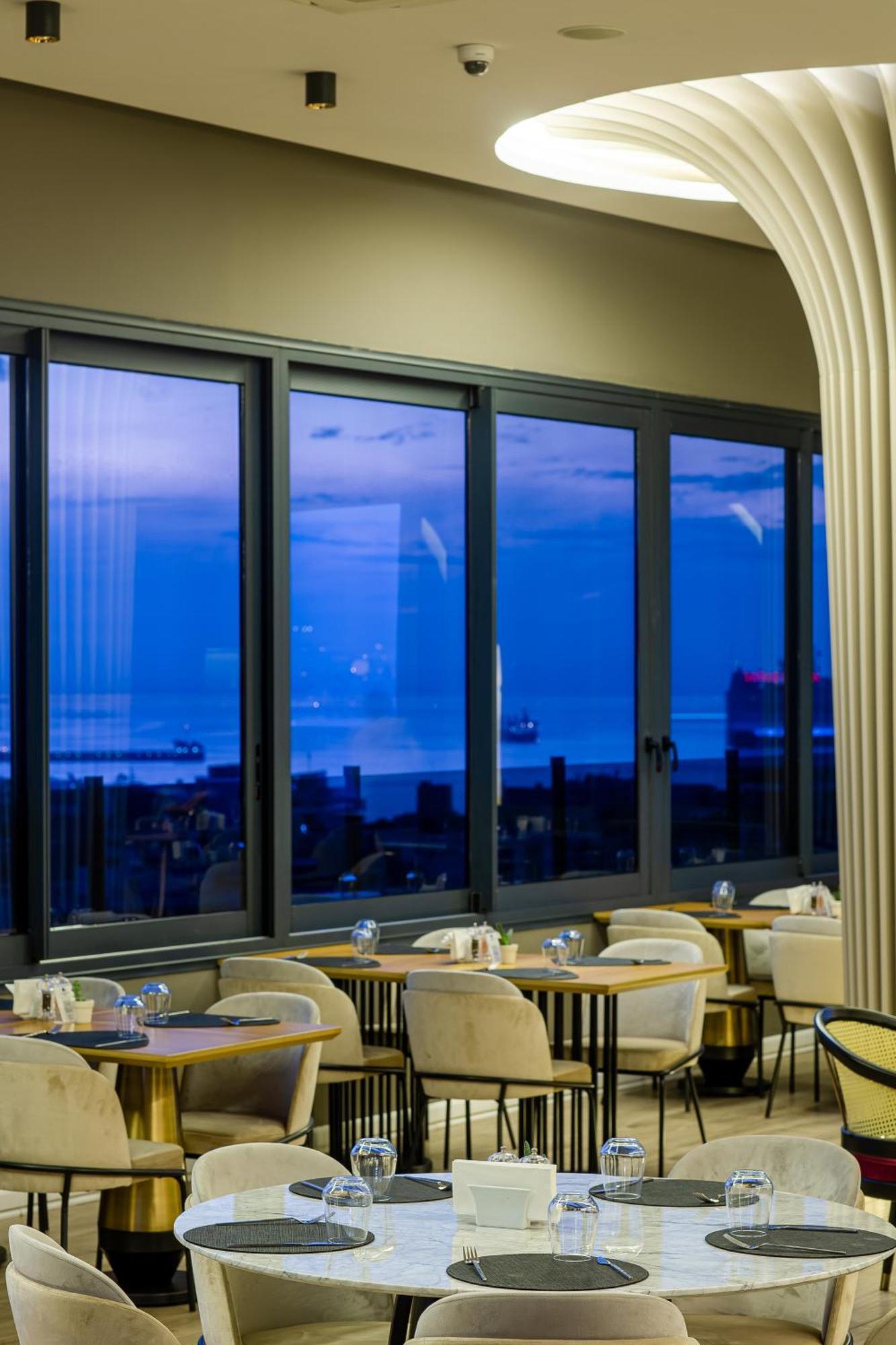 Hotel Doubletree By Hilton Izmir - Alsancak Esterno foto