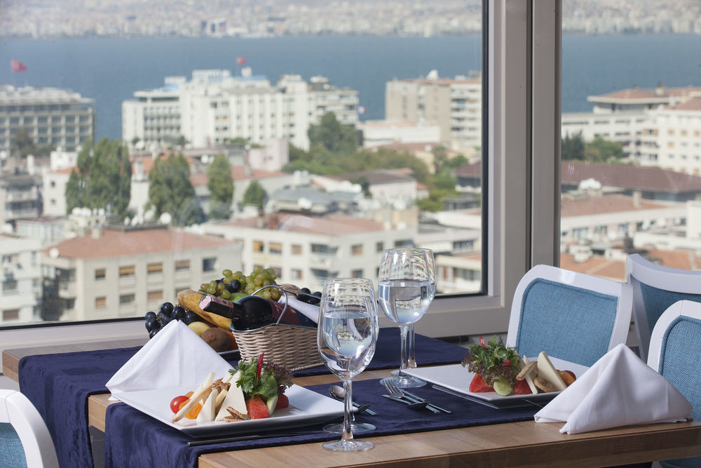 Hotel Doubletree By Hilton Izmir - Alsancak Esterno foto