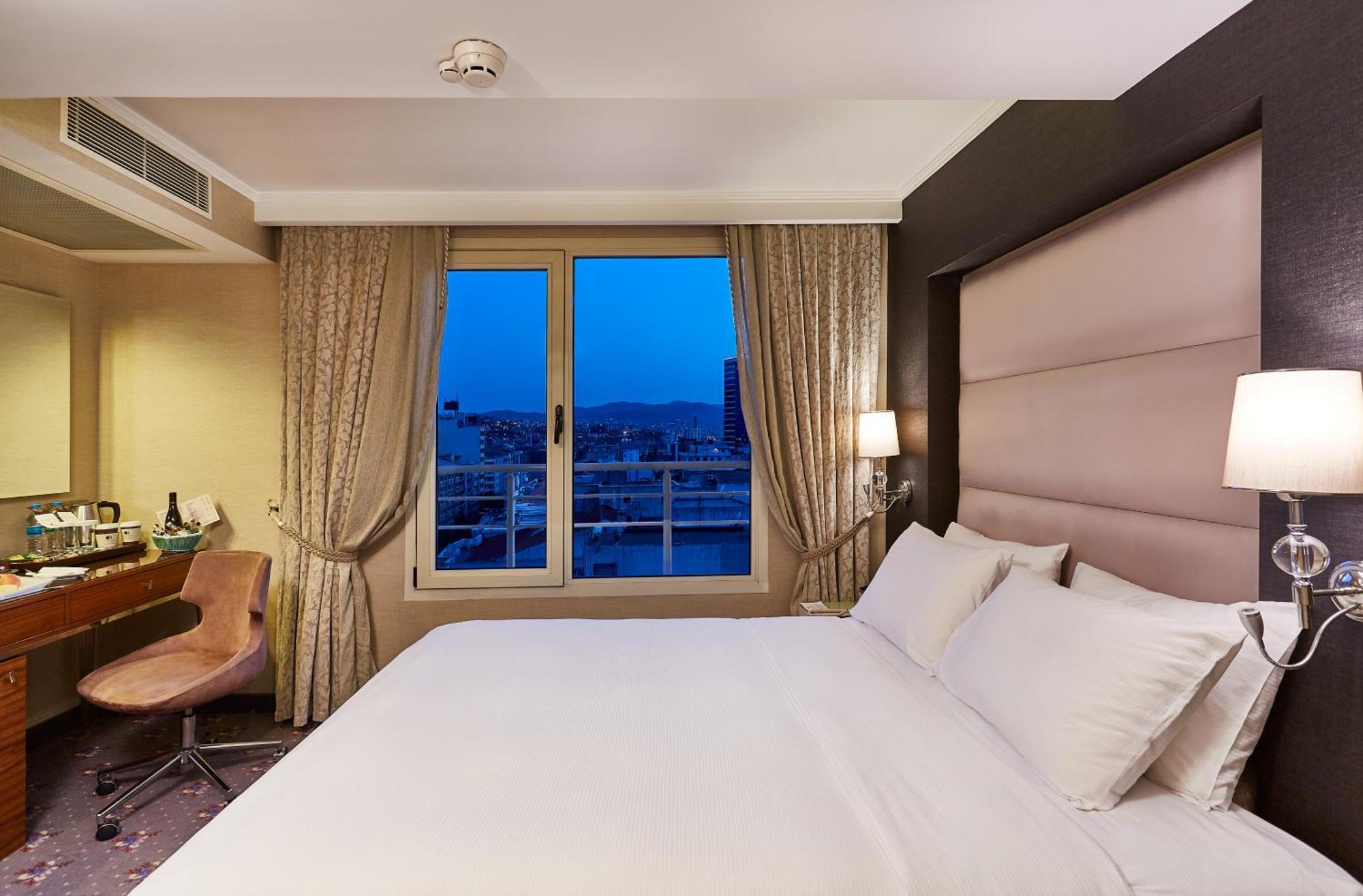 Hotel Doubletree By Hilton Izmir - Alsancak Esterno foto