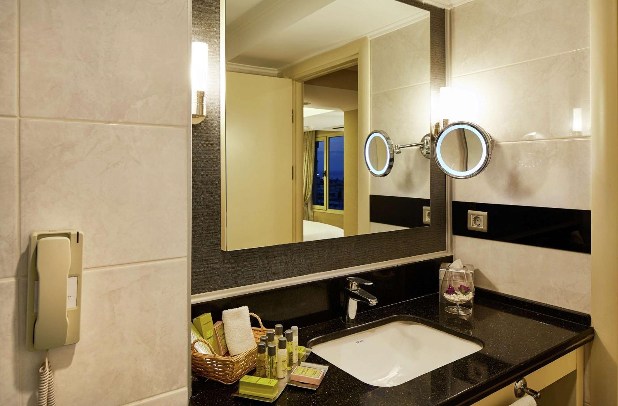 Hotel Doubletree By Hilton Izmir - Alsancak Esterno foto