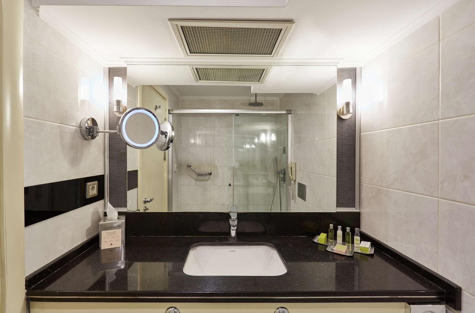 Hotel Doubletree By Hilton Izmir - Alsancak Esterno foto