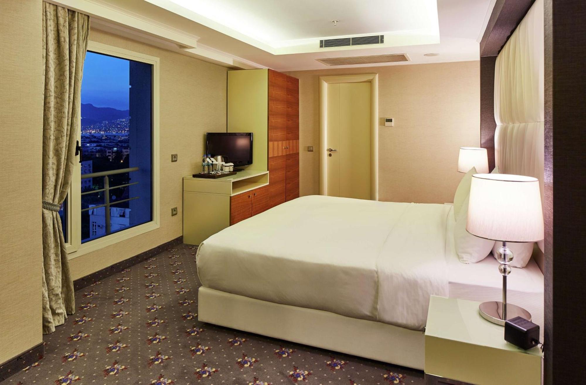 Hotel Doubletree By Hilton Izmir - Alsancak Esterno foto