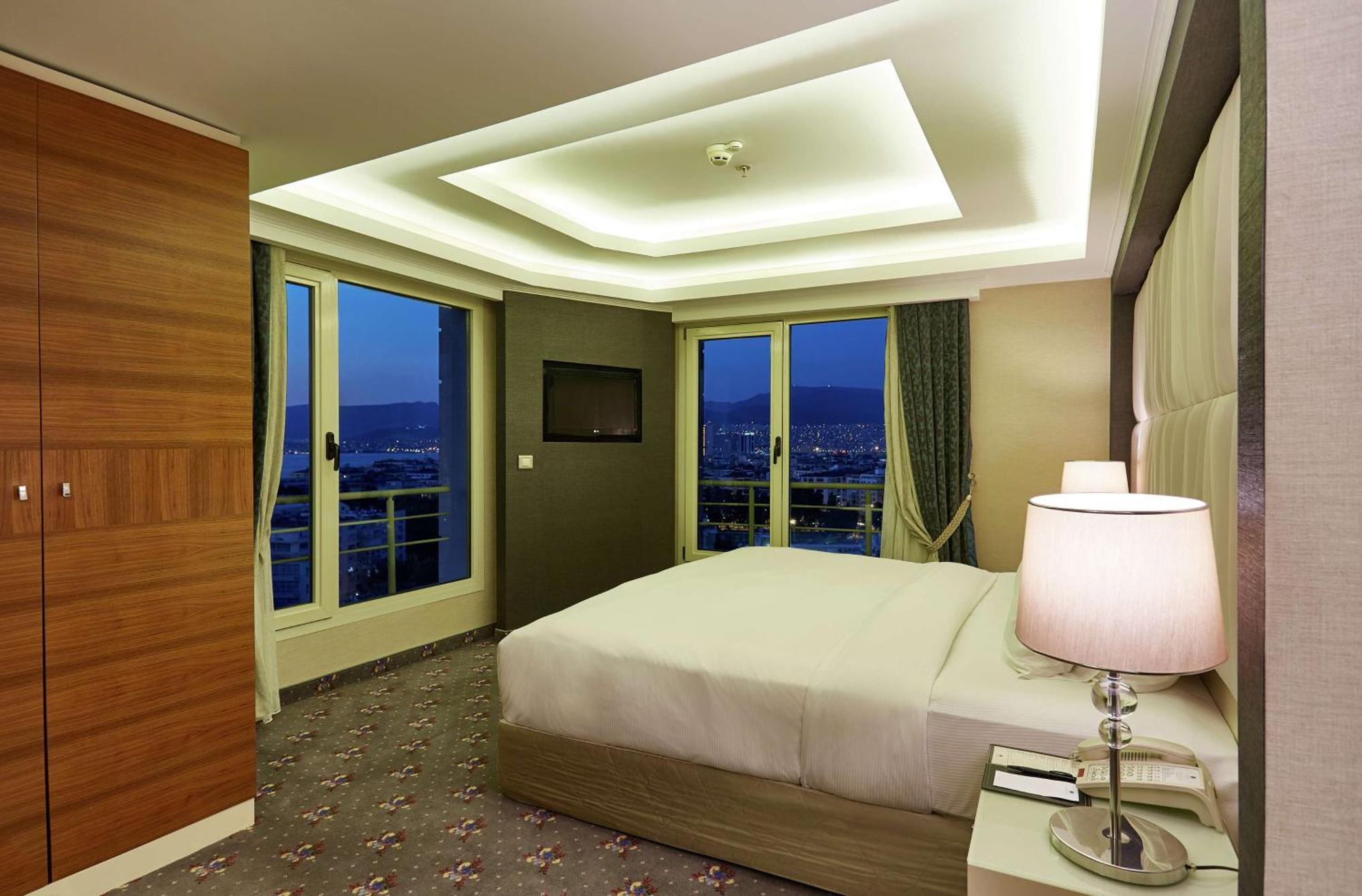 Hotel Doubletree By Hilton Izmir - Alsancak Esterno foto