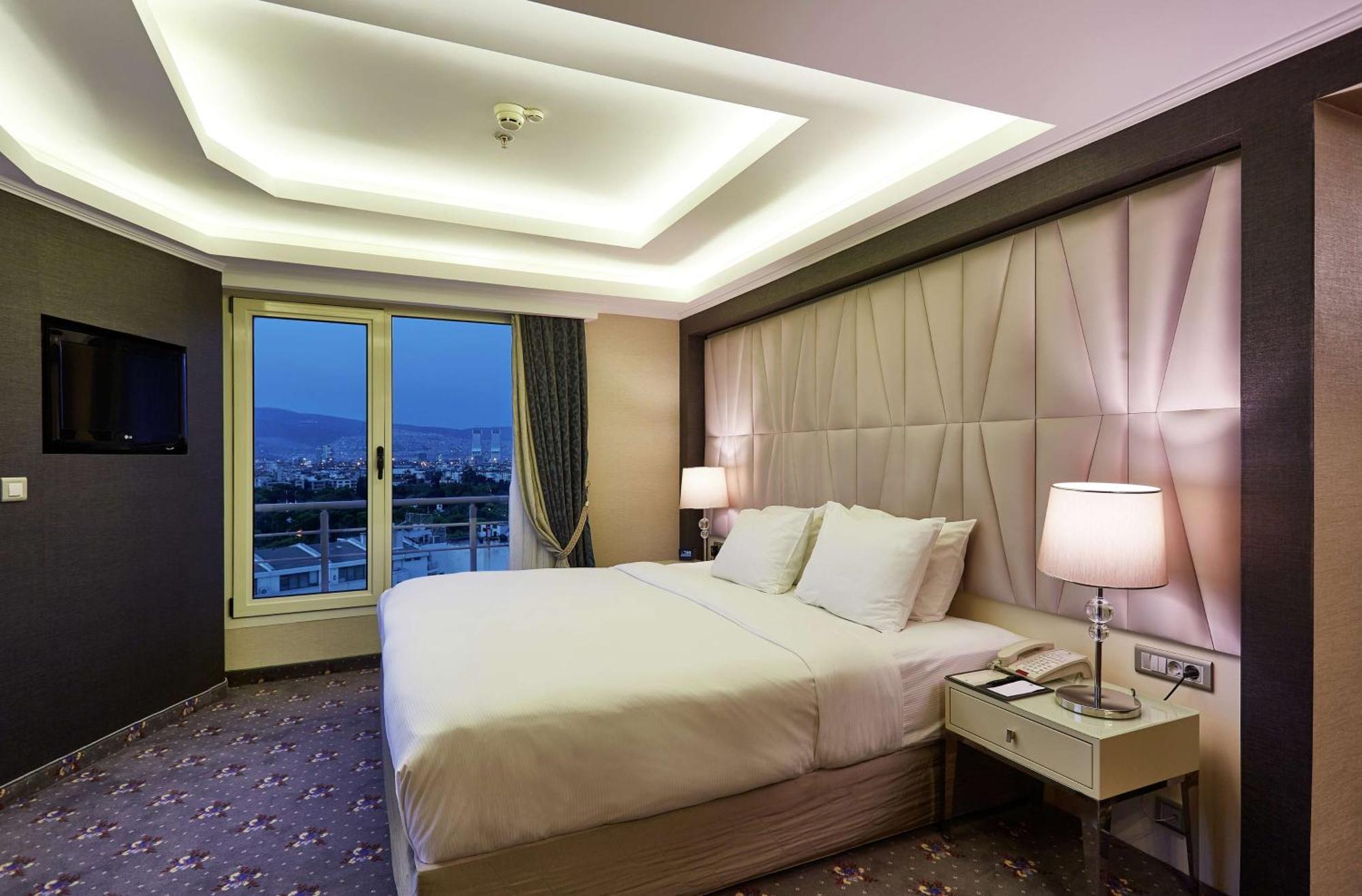 Hotel Doubletree By Hilton Izmir - Alsancak Esterno foto