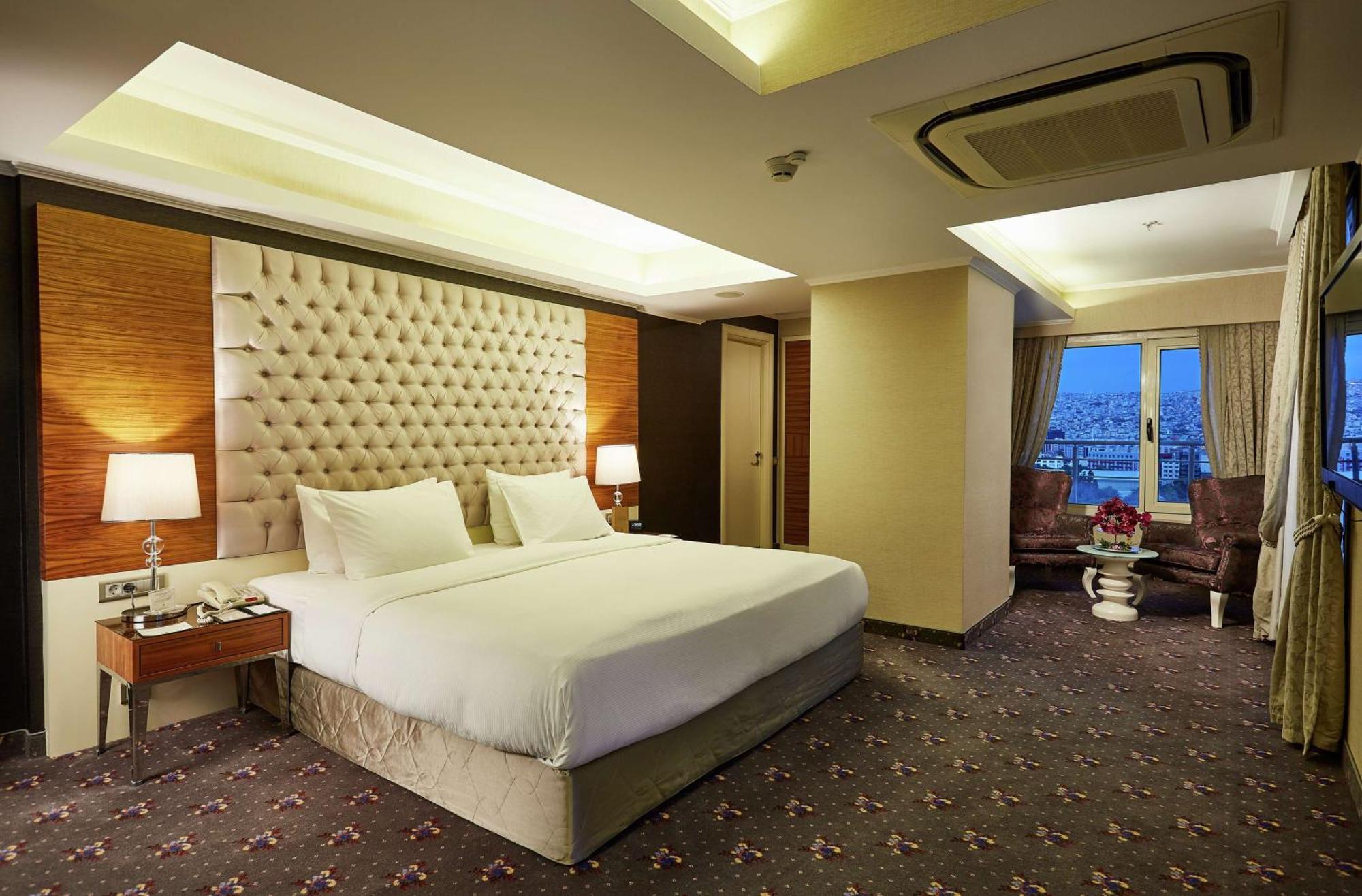 Hotel Doubletree By Hilton Izmir - Alsancak Esterno foto