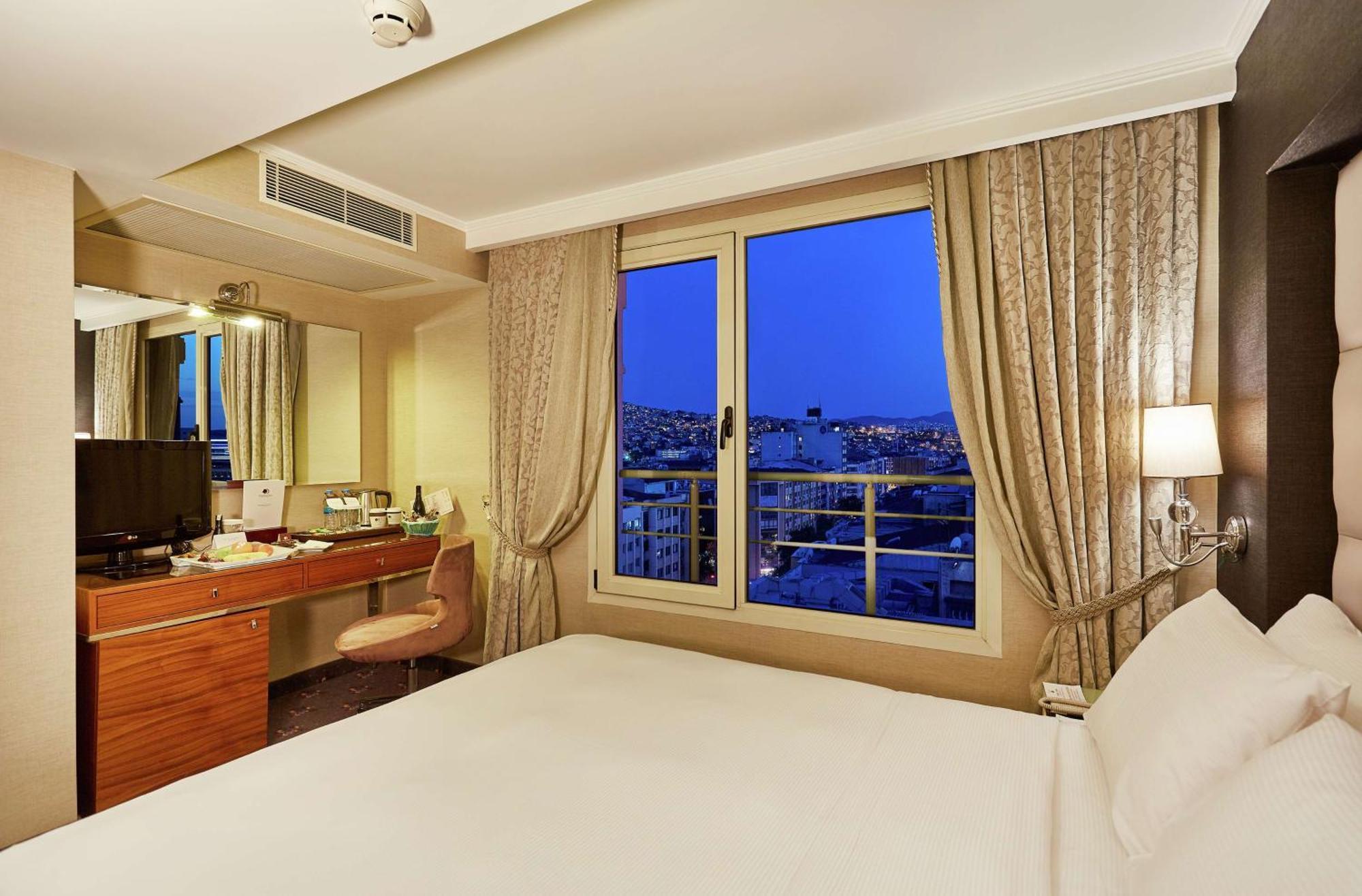 Hotel Doubletree By Hilton Izmir - Alsancak Esterno foto