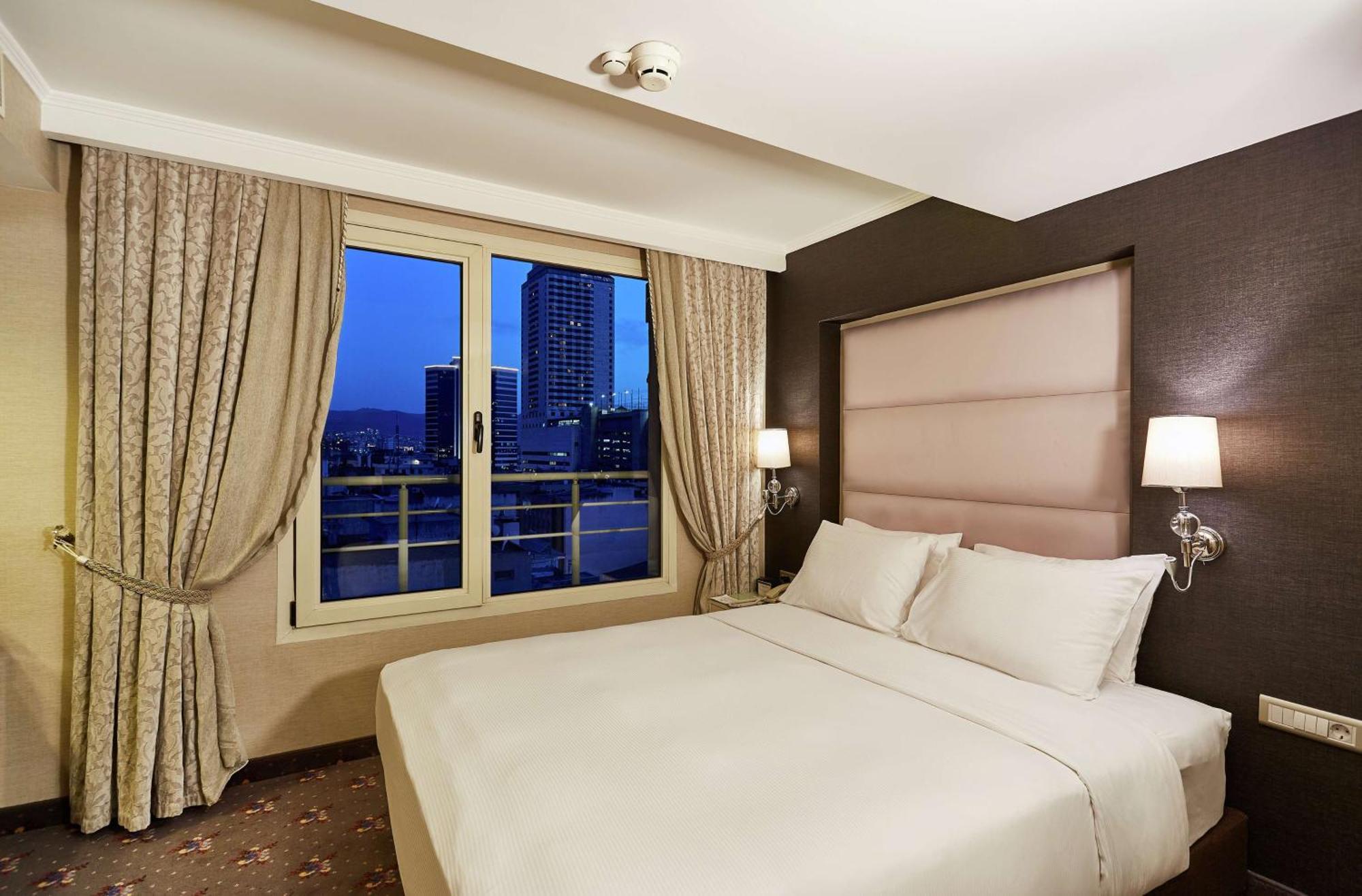Hotel Doubletree By Hilton Izmir - Alsancak Esterno foto